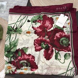 Brand New Gucci scarf 90cm x 90cm